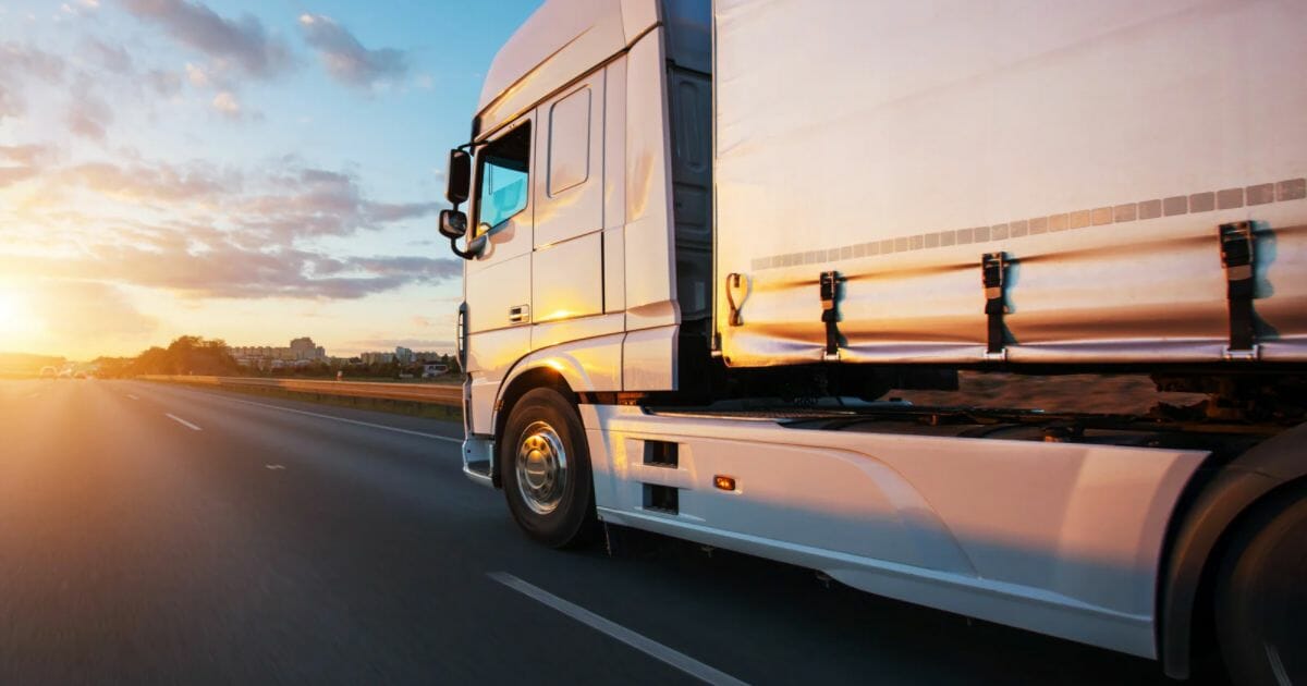 Vrachtwagen op weg voorzien van tracking software